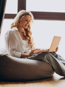 Frau lernt zu Hause mit einem Notebook