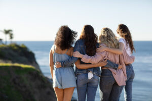 Frauen, die sich gegenseitig umarmen